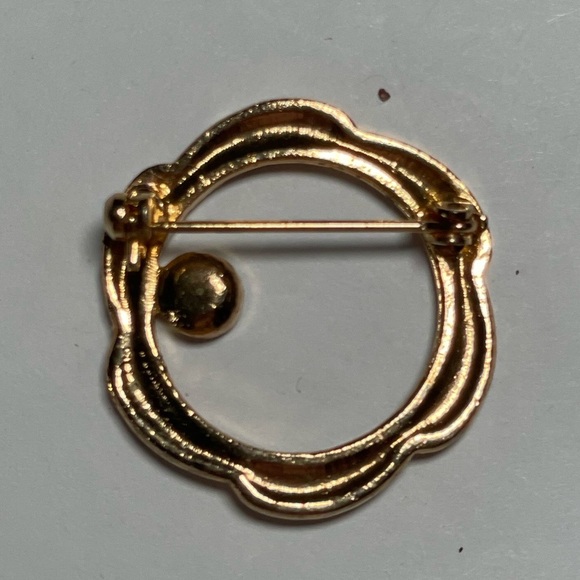 gold tone textured round brooch pin garnet rhinestone - Picture 3 of 4